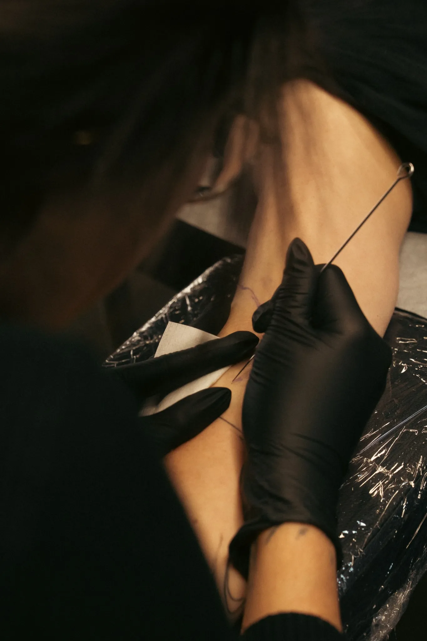 Tatouage handpoke en cours de réalisation sur un bras