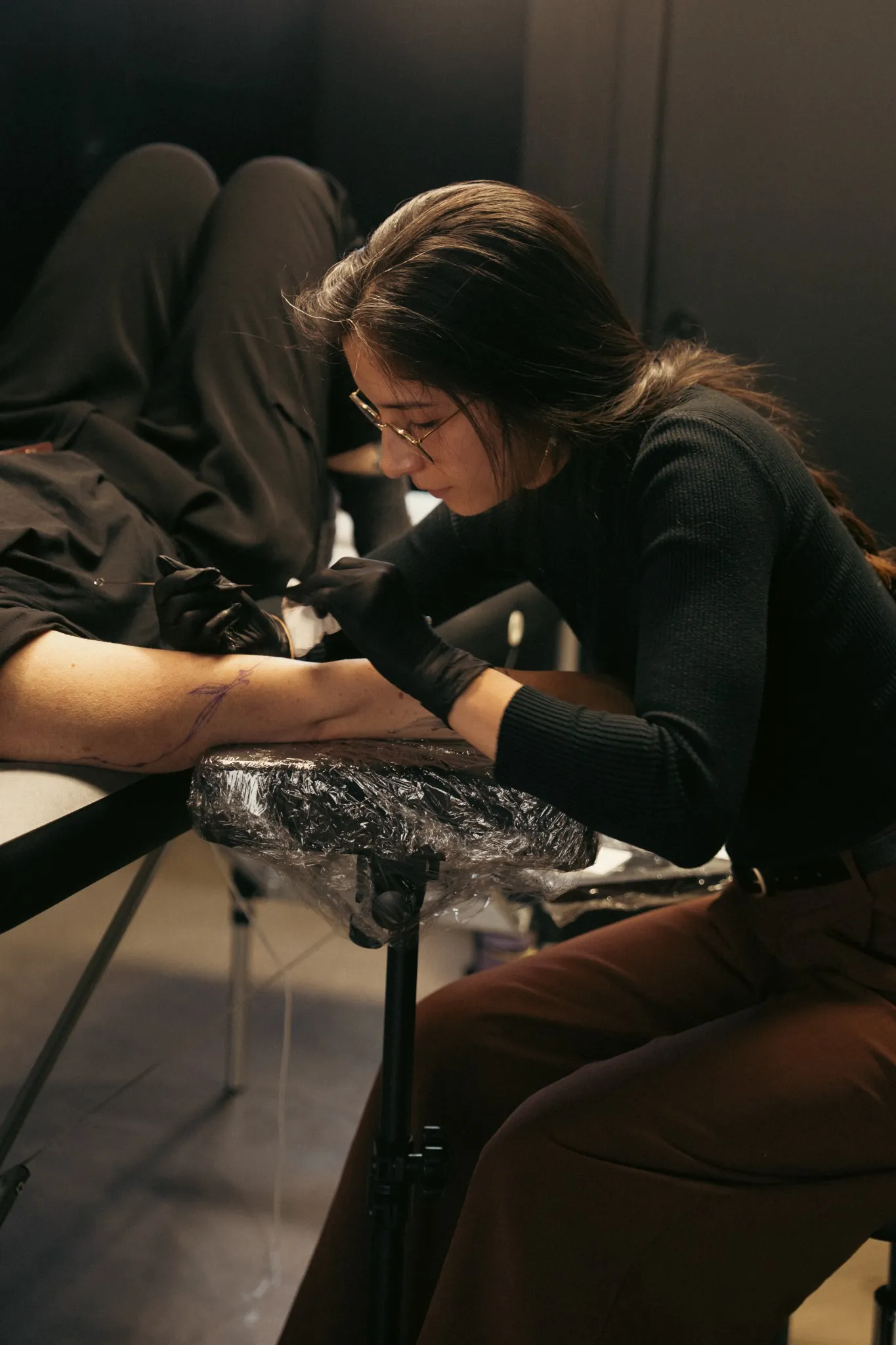 Marah pendant une séance de tatouage handpoke dans son atelier