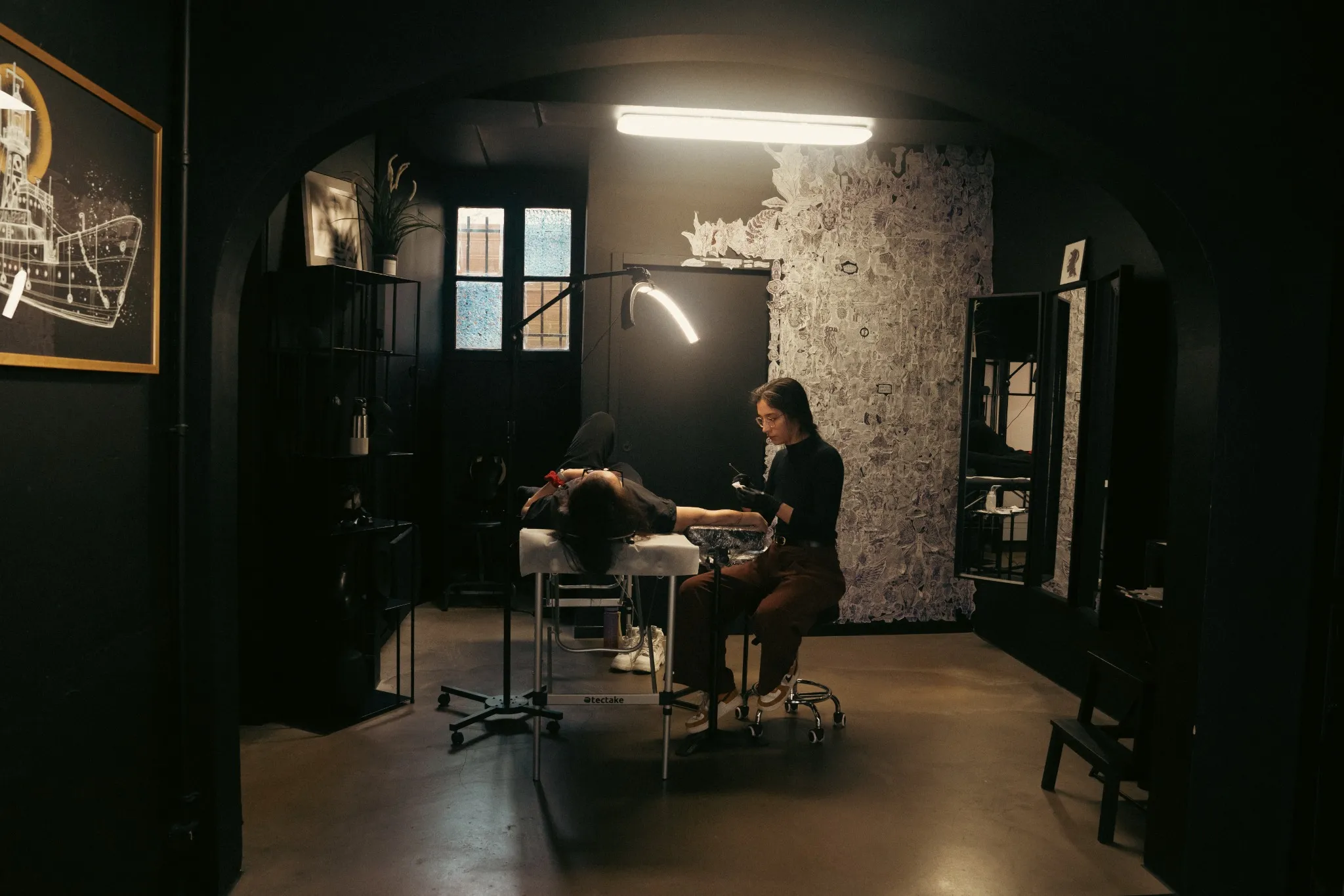 Vue de l'Atelier Noir à Rennes pendant une séance de tatouage handpoke